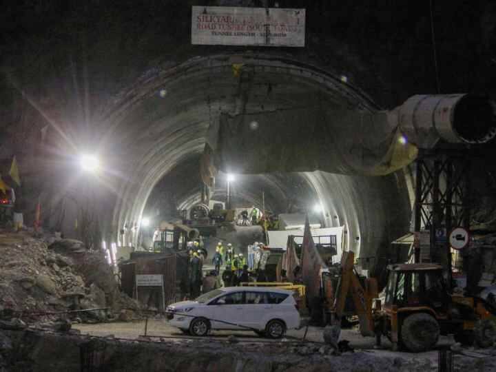 Uttarakhand Tunnel Rescue Operation: उत्तरखंड के उत्तरकाशी में टनल के अंदर फंसे लोगों को बाहर निकालने के लिए रेस्क्यू ऑपरेशन 17 वें दिन भी जारी है. बचाव अभियान अब अपने अंतिम चरण में है और जल्द ही मजदूरों को सुरंग से बाहर निकाल लिया जाएगा.