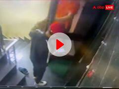 फूड डिलीवरी करने आए एजेंट की नापाक हरकत, घर के बाहर जूते चुराते हुए कैमरे में कैद, देखें वीडियो