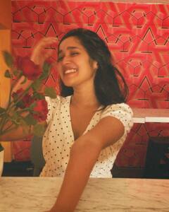 Anikha Surendran Photos : அடடே.. அஜித்தின் ரீல் மகளுக்கு இத்தனை வயசாயிடுச்சா?