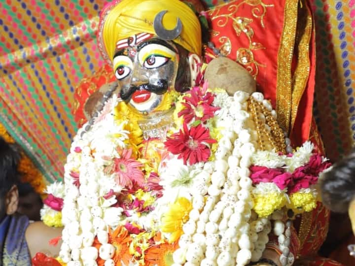 Ujjain Mahakal Temple News: सावन और भादों की तर्ज पर कार्तिक मास में भी भगवान महाकाल की शाही ठाठ-बाठ के साथ सवारी निकलती है. इस सवारी में भी उसी प्रकार से पूजा अर्चना की जाती है.