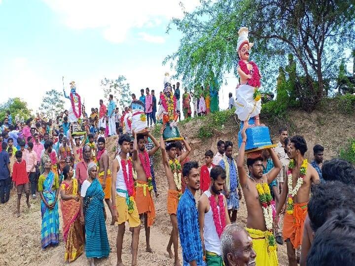 குதிரைகளை கண்மாய்கரை அய்யனார் கோவிலுக்கு ஊர்வலமாக சுமந்து சென்று அங்கு சிறப்பு வழிபாடுகள் நடத்தப்பட்டது.