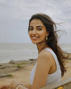 Meenakshi Chaudhary Photos : వైట్​ డ్రెస్​లో క్యూట్​ ఫోజులిస్తున్న మీనాక్షి చౌదరి