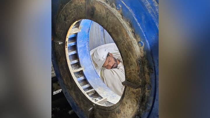 আটকে থাকা শ্রমিকদের উদ্ধার করতে পেরে খুশি উদ্ধারকারী দলগুলিও। জীবন বাজি রেখে তাঁরাও নেমেছিলেন এই উত্তরকাশীর টানেলে। নিরন্তর লক্ষ্য ছিল একটাই। শ্রমিকদের সুস্থ শরীরে বের করে আনা।