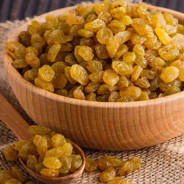 ਕਿਸ਼ਮਿਸ਼ 'ਚ ਇਸ ਤਰ੍ਹਾਂ ਦੇ ਰਸਾਇਣ ਪਾਏ ਜਾਂਦੇ ਹਨ, ਜੋ ਭੁੱਖ ਨੂੰ ਰੋਕ ਕੇ ਰੱਖਣ ਦੀ ਸ਼ਮਤਾ ਰੱਖਦੇ ਹਨ। ਇਸ ਲਈ ਕਿਸ਼ਮਿਸ਼ ਖਾਣ ਨਾਲ ਢਿੱਡ ਭਰਿਆ ਹੋਇਆ ਰਹਿੰਦਾ ਹੈ ਅਤੇ ਅਸੀਂ ਜ਼ਿਆਦਾ ਖਾਣ ਤੋਂ ਬਚ ਜਾਂਦੇ ਹਾਂ। ਇਸ ਲਈ ਰੋਜ਼ਾਨਾ ਕਿਸ਼ਮਿਸ਼ ਖਾਣ ਨਾਲ ਵਜ਼ਨ ਘੱਟ ਹੁੰਦਾ ਹੈ ।