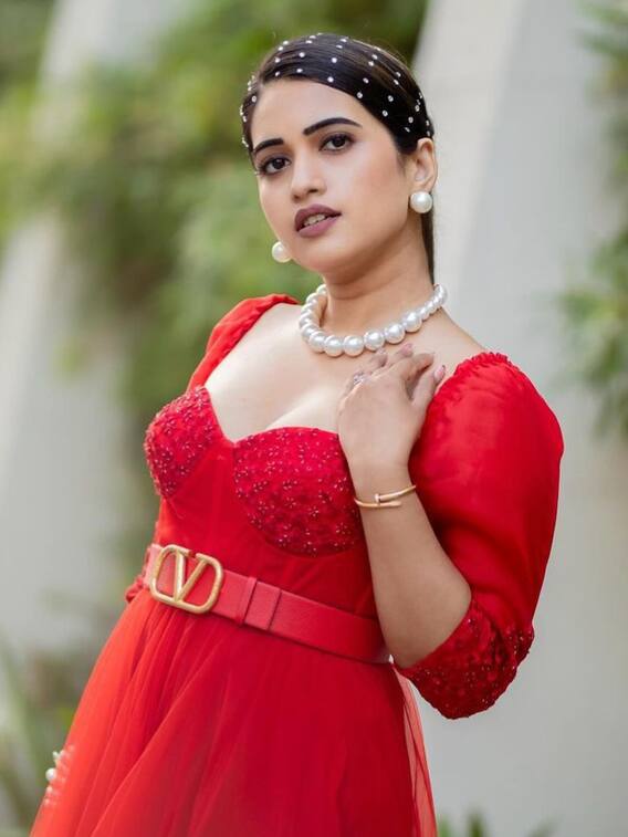 యాపిల్ బ్యూటీలా మెరిసిపోతున్న స్రవంతి చొక్కారపు - దేవకన్యలు ఇలాగే ఉంటారేమో!