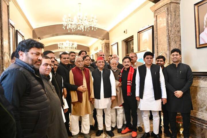 वहीं सपा प्रमुख अखिलेश यादव ने प्रतिक्रिया देते हुए कहा कि ये सरकार और नई नियमावली का विरोध है. जो लोकतंत्र को कमजोर करना चाहते हैं.
