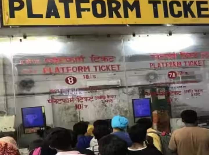 ਇਸ ਦੇ ਲਈ ਰੇਲਵੇ ਨੇ UTS ਮੋਬਾਈਲ ਐਪ ਲਾਂਚ ਕੀਤੀ ਹੈ। ਇਸ ਐਪ ਦੇ ਜ਼ਰੀਏ, ਤੁਸੀਂ ਬਿਨਾਂ ਕਿਸੇ ਪਰੇਸ਼ਾਨੀ ਅਤੇ ਲੰਬੀਆਂ ਕਤਾਰਾਂ ਵਿੱਚ ਖੜ੍ਹੇ ਹੋ ਕੇ ਸਿਰਫ ਐਪ ਰਾਹੀਂ ਹੀ ਰੇਲਵੇ ਟਿਕਟਾਂ ਬੁੱਕ ਕਰ ਸਕਦੇ ਹੋ।