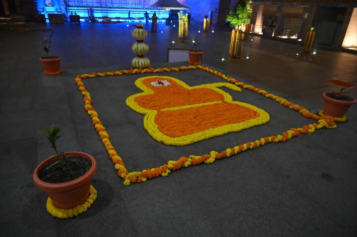 इससे पहले मुख्यमंत्री योगी आदित्यनाथ भी काशी विश्वनाथ धाम पहुंचे, जहां उन्होंने विधि-विधान से बाबा काशी विश्वनाथ का दर्शन पूजन किया.