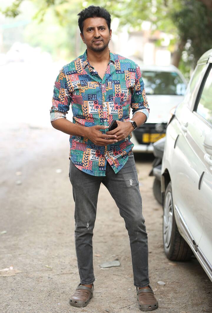 'సుడిగాలి' సుధీర్ హీరోగా షాడో మీడియా ప్రొడక్షన్స్, రాధా ఆర్ట్స్ పతాకాలపై విజేష్ తయాల్, చిరంజీవి పమిడి, వెంకటేశ్వర్లు కాటూరి నిర్మించిన సినిమా 'కాలింగ్ సహస్ర'. డాలీ షా హీరోయిన్. డిసెంబర్ 1న సినిమా విడుదల అవుతోంది. ఈ సందర్భంగా దర్శకుడిగా పరిచయం అవుతున్న అరుణ్ విక్కిరాలా మీడియాతో ముచ్చటించారు.