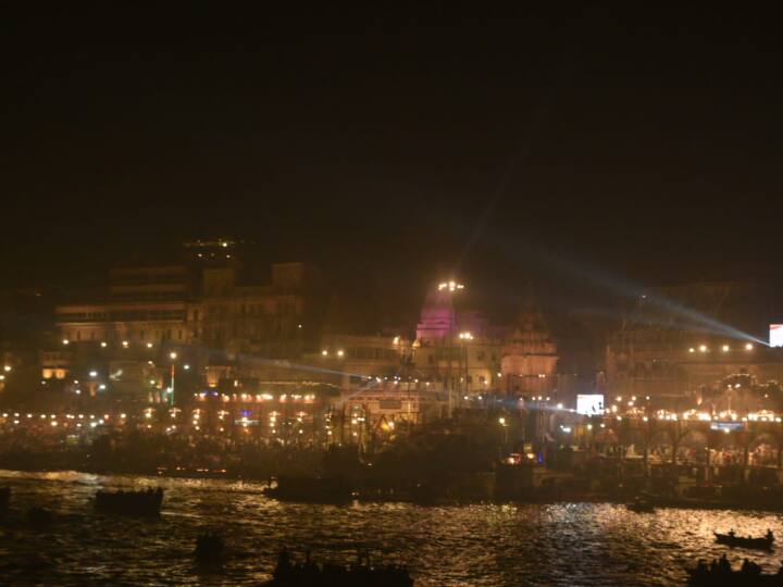 बाबा विश्वनाथ की नगरी काशी में सोमवार को देव दीपावली उत्सव मनाया गया.