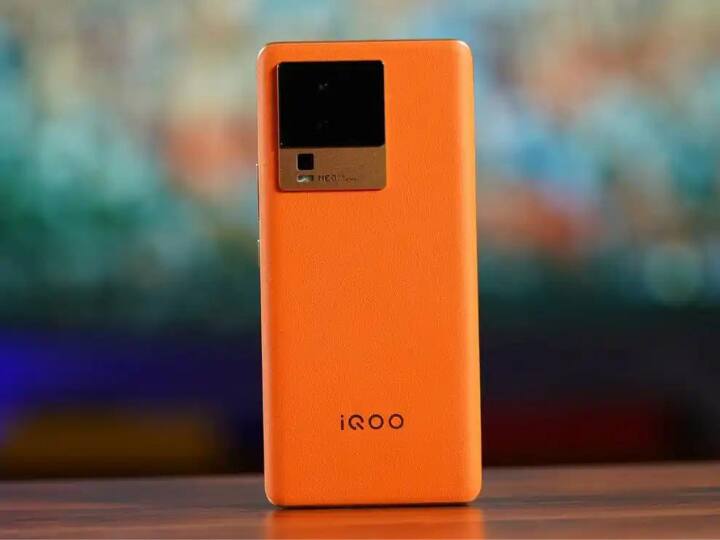 iQoo Neo 7 Pro 5G एड्रेनो 730 GPU के साथ क्वालकॉम स्नैपड्रैगन 8+ Gen 1 द्वारा संचालित है. स्मार्टफोन दो रैम मॉडल - 8GB और 12GB LPDDR5 रैम में पेश किया गया है. फोन 256GB तक UFS 3.1 स्टोरेज क्षमता प्रदान करता है. स्मार्टफोन में 5000 एमएएच की बैटरी 120 वॉट के फास्ट चार्जिंग के साथ मिलती है जो महज 22 मिनट में फोन को 0 से 100% तक चार्ज कर देती है.