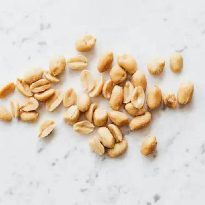 এখন শীতের নির্দিষ্ট কিছু খাবার পাওয়া যায়, যা প্রয়োজনীয় পুষ্টি জোগায় এবং শরীরকে উষ্ণ রাখে। এই তালিকায় রাখা যেতে পারে চিনাবাদাম।