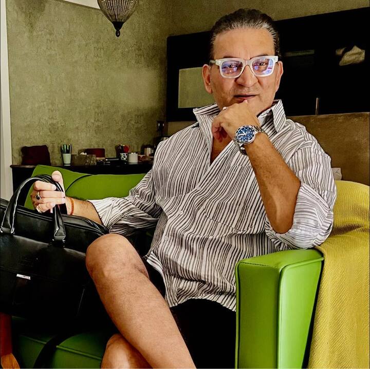 अभिजीत भट्टाचार्य बॉलीवुड के वो सिंगर हैं. जिन्होंने किंग ऑफ रोमांस कहे जाने वाले शाहरुख खान को कई सुपरहिट गानों में अपनी आवाज दी है. ये ही वजह है कि दोनों के बीच कभी गहरी दोस्ती होती थी. लेकिन अब सिंगर ने शाहरुख को लेकर एक ऐसा खुलासा किया है. जिसके सामने आने के बाद इंडस्ट्री में तहलका मच गया है. दरअसल अभिजीत ने शाहरुख खान को एक कमर्शियल इंसान कह दिया है. चलिए जानते हैं पूरा मामला क्या है.....