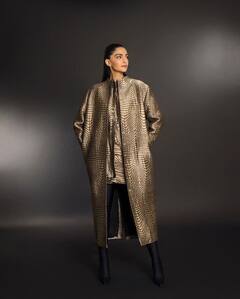 Sonam Kapoor: सोनमचा क्लासी लूक; स्मोकी आयमेकअपणे वेधलं लक्ष!