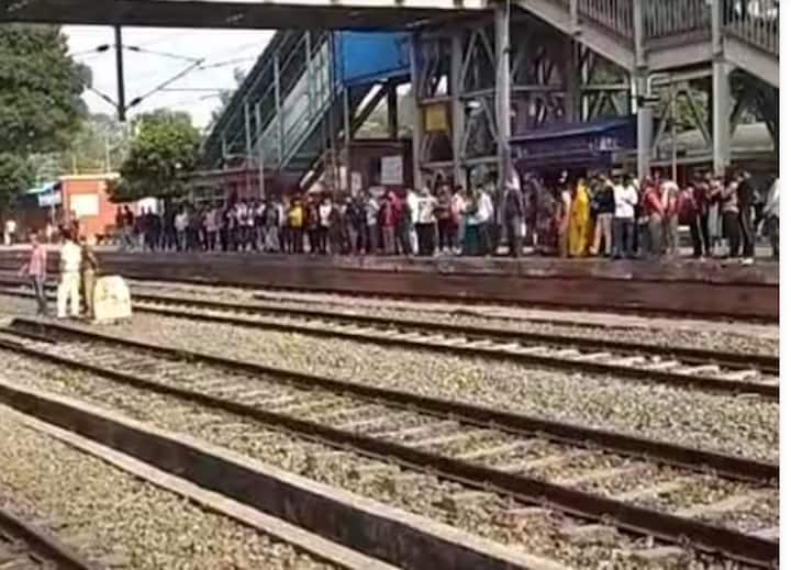 ਇਸ ਤੋਂ ਬਾਅਦ ਬੁੱਕ ਟਿਕਟ ਦਾ ਵਿਕਲਪ ਚੁਣੋ। ਇਸ ਤੋਂ ਬਾਅਦ ਜਿਵੇਂ ਹੀ ਭੁਗਤਾਨ ਹੋਵੇਗਾ, ਪਲੇਟਫਾਰਮ ਟਿਕਟ ਤੁਹਾਡੇ ਸਾਹਮਣੇ ਆ ਜਾਵੇਗੀ। ਤੁਸੀਂ ਇਸ ਟਿਕਟ ਨੂੰ ਐਪ ਦੇ ਸ਼ੋਅ ਟਿਕਟ ਵਿਕਲਪ ਵਿੱਚ ਦੇਖ ਸਕਦੇ ਹੋ।