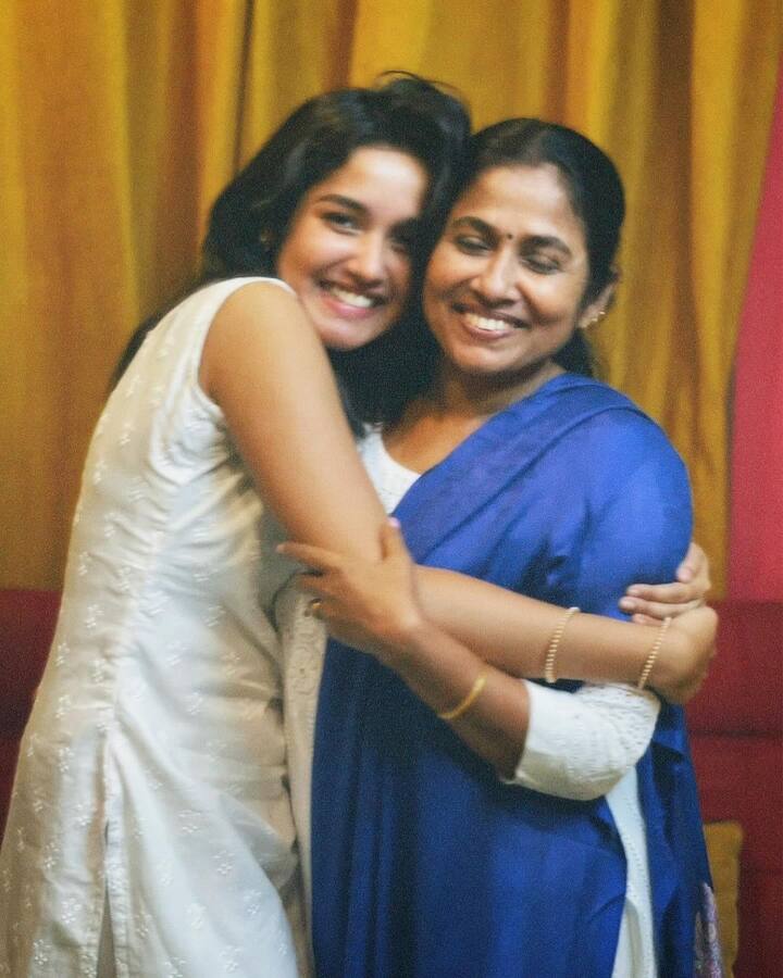 புட்ட பொம்மா எனும் தெலுங்கு படத்தின் மூலம் கதாநாயகியாக அறிமுகமானார். அடுத்தடுத்து நடிக்க பல படங்கள் இவர் கைவசம் உள்ளது