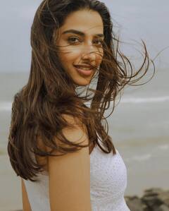 Meenakshi Chaudhary Photos : వైట్​ డ్రెస్​లో క్యూట్​ ఫోజులిస్తున్న మీనాక్షి చౌదరి