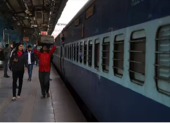 Platform Ticket Online Booking: ਰੇਲਵੇ ਆਮ ਲੋਕਾਂ ਦੇ ਜੀਵਨ ਦਾ ਇੱਕ ਬਹੁਤ ਮਹੱਤਵਪੂਰਨ ਹਿੱਸਾ ਹੈ। ਅਕਸਰ ਲੋਕ ਆਪਣੇ ਦੋਸਤਾਂ ਅਤੇ ਰਿਸ਼ਤੇਦਾਰਾਂ ਨੂੰ ਛੱਡਣ ਲਈ ਰੇਲਵੇ ਸਟੇਸ਼ਨ ਜਾਂਦੇ ਹਨ। ਅਜਿਹੇ 'ਚ ਪਲੇਟਫਾਰਮ ਟਿਕਟ ਖਰੀਦਣੀ ਲਾਜ਼ਮੀ ਹੈ। ਜੇਕਰ ਤੁਸੀਂ ਰੇਲਵੇ ਸਟੇਸ਼ਨ 'ਤੇ ਪਲੇਟਫਾਰਮ ਟਿਕਟ ਲਈ ਲੰਬੀਆਂ ਕਤਾਰਾਂ 'ਚ ਨਹੀਂ ਖੜੇ ਹੋਣਾ ਚਾਹੁੰਦੇ ਹੋ ਤਾਂ ਤੁਸੀਂ ਆਨਲਾਈਨ ਟਿਕਟ ਲੈ ਸਕਦੇ ਹੋ।