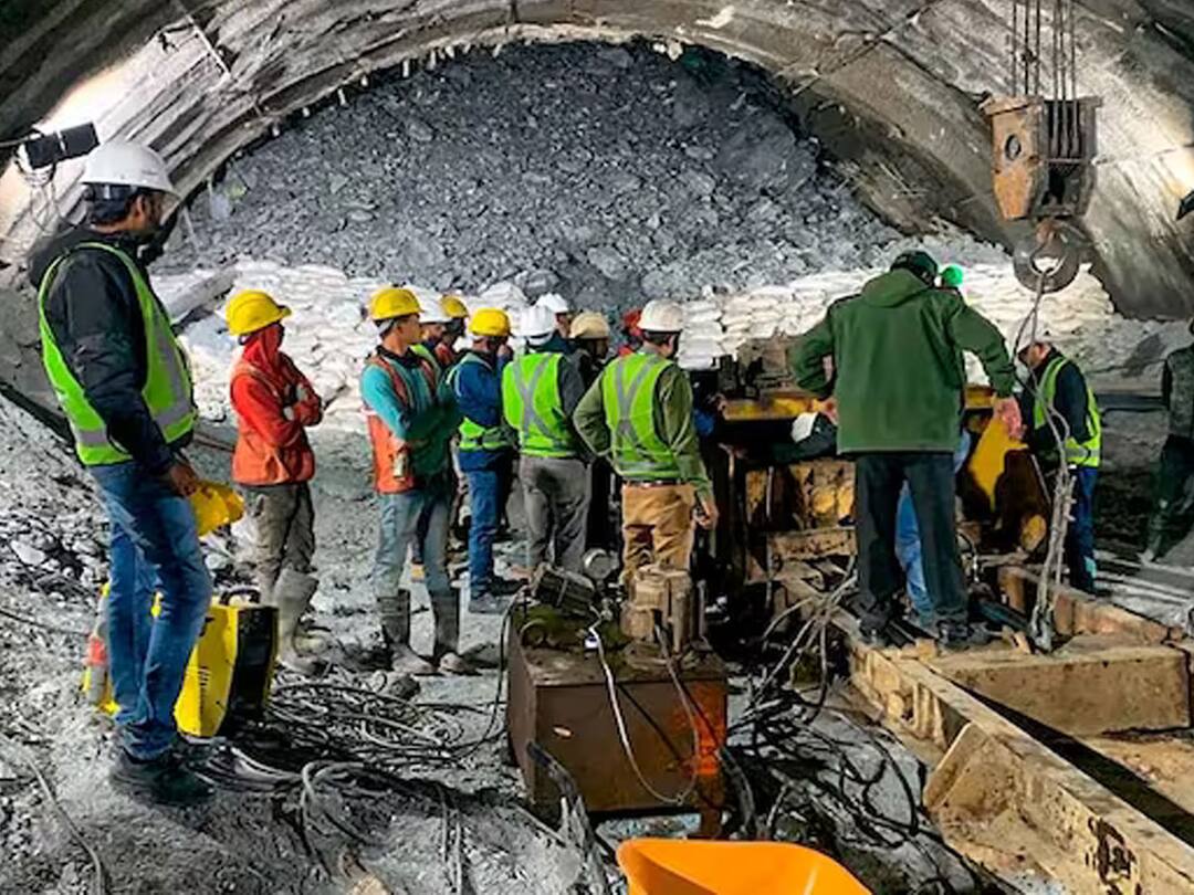 Uttarakashi Tunnel Rescue Updates: బయటకొచ్చేది ఎప్పుడో? ఉత్తరకాశి టన్నెల్ ఘటనపై ఉత్తరాఖండ్ సీఎం ఏం చెప్పారంటే? Manual Drilling Underway 42 Meters of vertical Boring complete In Uttarkashi tunnel rescue Operation Uttarakashi Tunnel Rescue Updates: బయటకొచ్చేది ఎప్పుడో? ఉత్తరకాశి టన్నెల్ ఘటనపై ఉత్తరాఖండ్ సీఎం ఏం చెప్పారంటే?