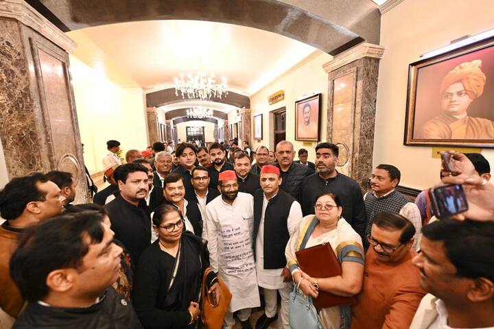 सपा विधायकों के काले कपड़े पहनने पर डिप्टी सीएम ब्रजेश पाठक ने शर्मनाक बताया और सपा की जमकर आलोचना की है.