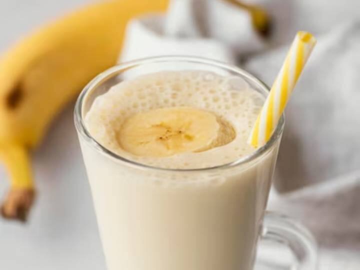 केला और दूध ऐसी दो चीज है जो आम दिनों से लेकर लोग पूजा-पाठ, व्रत के दौरान भी खाते हैं. इसे सेहत के लिए काफी ज्यादा फायदेमंद माना जाता है. कई लोग इन दोनों को साथ में खाते हैं क्योंकि उनका लॉजिक है कि इसे खाने से शरीर मजबूत होता है.