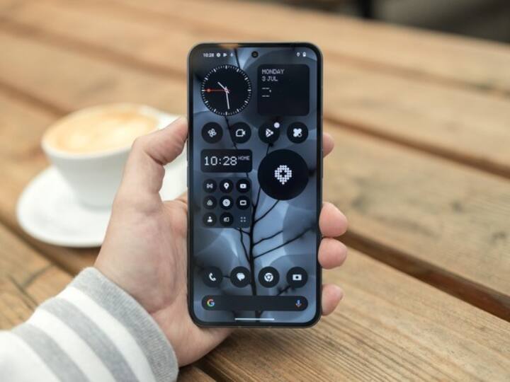 Nothing Phone (2): इस फोन के 8/128GB वेरिएंट की कीमत 39,999 रुपये है. स्मार्टफोन में Qualcomm Snapdragon 8+ Gen 1 चिपसेट, 50MP के दो कैमरा और 32MP का सेल्फी कैमरा मिलता है.