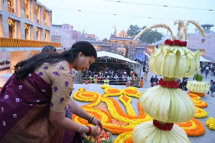 इस दौरान प्रधानमंत्री नरेंद्र मोदी द्वारा कराए गए नए निर्माण के भव्य स्वरूप को भी बड़े विस्तार से दिखाया गया.