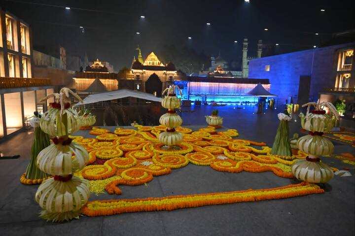 लाइट एंड साउंड शो के माध्यम से औरंगजेब के मंदिरों को तहस-नहस करने से लेकर अहिल्याबाई के निर्माण का वर्णन किया गया.