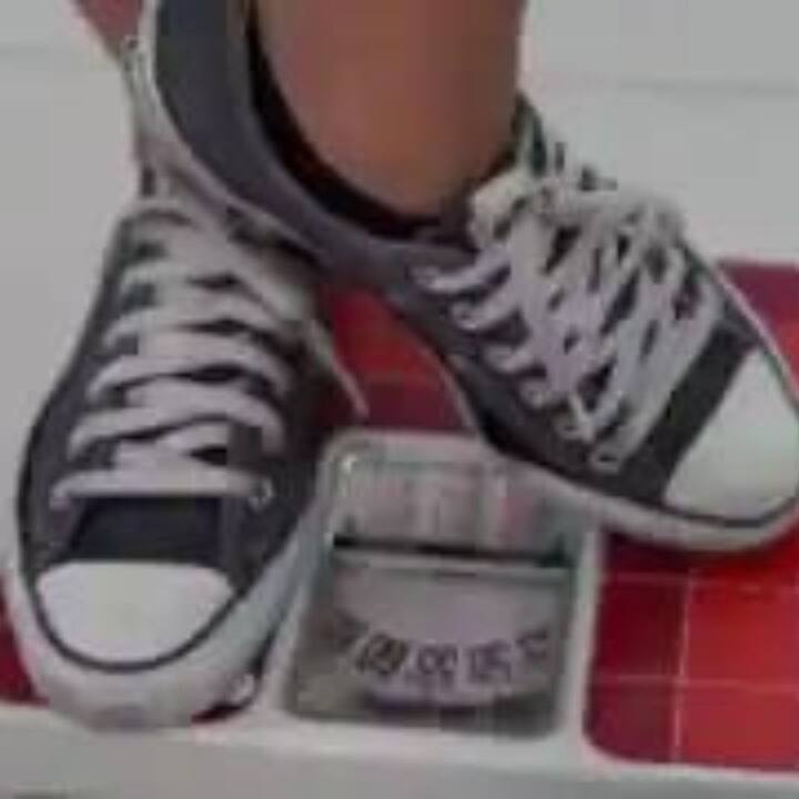 সঠিক পরিমাণে চিনাবাদাম খেলে ওজন ঝরে। প্রোটিনের ভাল উৎস। দীর্ঘক্ষণ পেট ভরে থাকে।