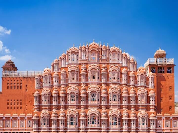 Rajasthan Tour: रॉयल राजस्थान टूर के लिए आईआरसीटीसी एक शानदार टूर पैकेज लेकर आया है. इसके जरिए आपको राजस्थान की कई जगहें जैसे जयपुर, अजमेर, पुष्कर आदि पर घूमने का मौका मिल रहा है.