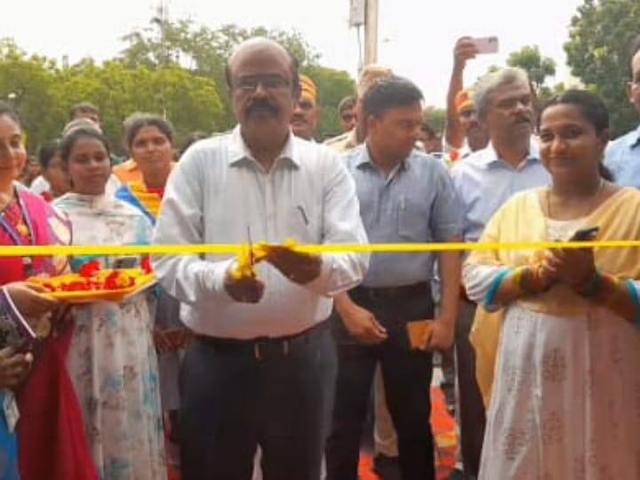 Karur District Collector cut the ribbon and inaugurated Small grain food festival TNN கரூரில் சிறுதானிய உணவு திருவிழா; அல்வா, பொங்கல்...ரசித்து ருசித்து சாப்பிட்ட பார்வையாளர்கள்