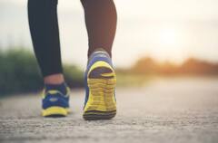 टहलना ज्यादा बेहतर या योग, जानें वजन घटाने के लिए क्या ज्यादा कारगर?