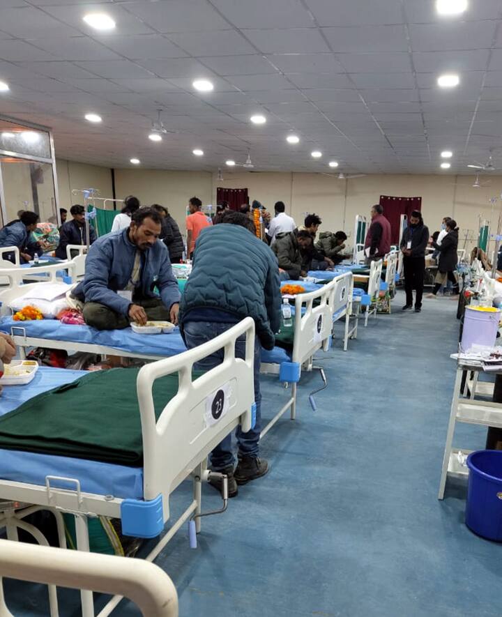 मुख्यमंत्र्यांनी पंतप्रधानांना दिलेल्या माहितीनुसार, बोगद्यातून बाहेर काढल्यानंतर सर्व कामगारांना थेट चिन्यालीसौर येथील रुग्णालयात नेण्यात आलं आहे. तिथे त्यांची आवश्यक आरोग्य तपासणी केली जाईल.  (Image Source : PTI)