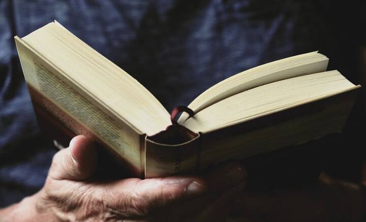 তাই বেঁচে থাকতে থাকতে কিছু বই না পড়লেই নয় বলে মনে করেন বইরপ্রেমীরা। আন্তর্জাতিক টাইম ম্যাগাজিন সর্বকালীন সেরা বইয়ের একটি তালিকাও তৈরি করে দেয়, যা না পড়লেই নয়।