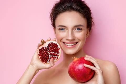 Skin care tips: સ્કિનને ગ્લોઇંગ અને ફોરએવર યંગ રાખવા માટે  ત્વચાની સંભાળની સાથે સ્વાસ્થ્યપ્રદ આહાર લેવો જરૂરી છે. ખોરાકની સીધી અસર આપણી ત્વચા પર જોવા મળે છે. તેથી જ સ્વસ્થ ત્વચા માટે હેલ્ધી ફૂડ ખાવું ખૂબ જ જરૂરી છે, પરંતુ તમારી ત્વચાના પ્રકાર સાથે પણ તેનો થોડો સંબંધ છે. જી હા, જ્યારે તમે તમારી ત્વચા અનુસાર આહાર લેશો તો તેની અસર જલ્દી જ જોવા મળશે. ત્વચા પર દેખાતા ગ્લોને નોટિસ કરી શકાશે.