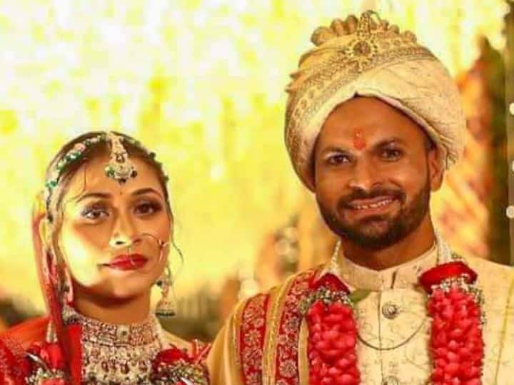 Fast bowler Mukesh Kumar gets married, first picture of marriage revealed