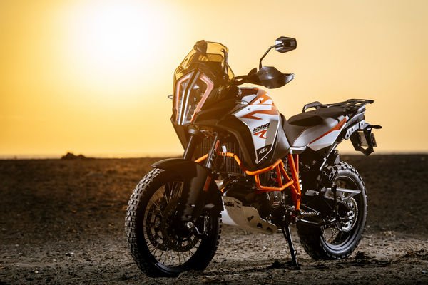 KTM Bikes Revealed: केटीएम 1290 सुपर एडवेंचर आर - एस 2024 से हटा पर्दा, जानें इनमें क्या कुछ होगा खास?