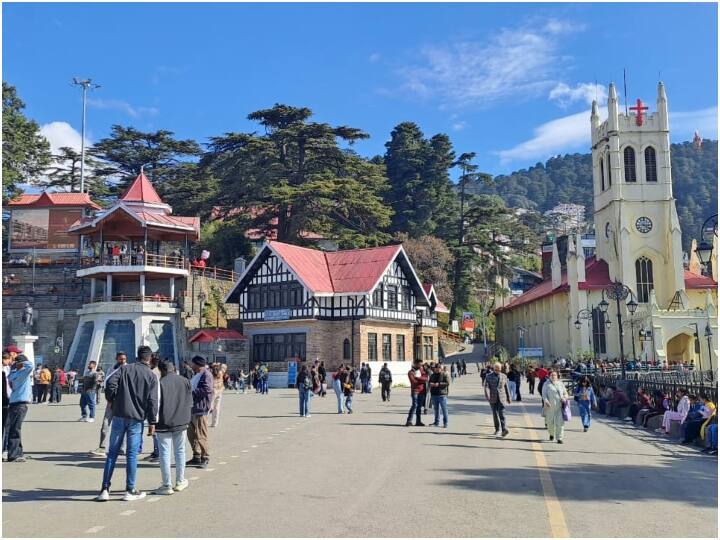 Shimla Tourims News: हिमाचल प्रदेश की राजधानी और पहाड़ों की रानी शिमला में सुबह से ही चटक धूप खिली हुई है. इस धूप का स्थानीय लोगों के साथ ही पर्यटक भी जमकर मजा ले रहे हैं.