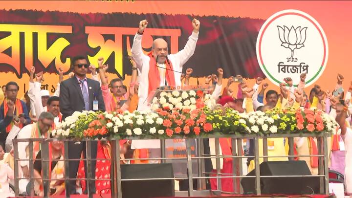 পাশাপাশি বদলার হুঁশিয়ারি দেন স্বরাষ্ট্রমন্ত্রী। তিনি বলেন, 'মোদিজির পাঠানো টাকা তৃণমূলের সিন্ডিকেট আত্মসাৎ করেছে। বিজেপি কর্মীদের খুন করেছেন, বিজেপির কর্মীরা প্রত্যেক খুনের বদলা নেবেন। ভোট দিয়ে রাজনৈতিক হত্যার বদলা নেবেন বিজেপি কর্মীরা।'