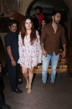 Photos: ડિનર ડેટ પર નતાશા સાથે સ્ટાઇલિશ અંદાજમાં સ્પૉટ થયો Varun Dhawan, વાયરલ થઇ રહી છે કપલની શાનદાર તસવીરો....