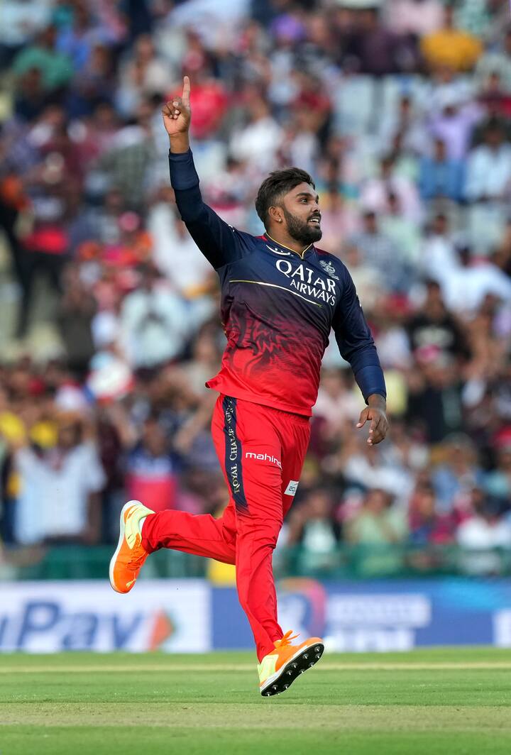 খানিকটা সকলে চমকে দিয়েই ওয়ানিন্দু হাসারাঙ্গাকে (Wanindu Hasaranga) ছেড়ে দিয়েছে রয়্যাল চ্যালেঞ্জার্স ব্যাঙ্গালোর। আরসিবি-র হয়ে ২৬ ম্যাচে ৩৫ উইকেট নেওয়া শ্রীলঙ্কার বোলারকে পেতে লড়াই চলতে পারে নিলাম টেবিলে।