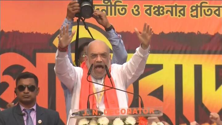 ধর্মতলার সভা থেকে স্বরাষ্ট্রমন্ত্রী বলেন, 'ভোট-হিংসা সবথেকে বেশি হয় বাংলায়। অনুপ্রবেশ বন্ধ করতে পারেননি মমতা বন্দ্যোপাধ্যায়। যে মমতা বন্দ্যোপাধ্য়ায় সংসদে অনুপ্রবেশের বিরুদ্ধে সোচ্চার হয়েছিলেন, তিনিই অনুপ্রবেশকারীদের ভোটার কার্ড করে দিচ্ছেন।'