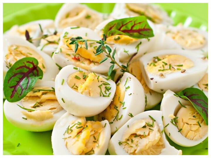 आजकल बाजार में नकली अंडे बेचे जाने की घटनाएं काफी सुनने को मिल रही है. इन नकली अंडों से सेहत को गंभीर नुकसान पहुंचता है. ऐसे में हमें सावधानी बरतनी चाहिए और कुछ आसान तरीकों से असली व नकली अंडों में अंतर कर सकते हैं.आइए जानते हैं यहां