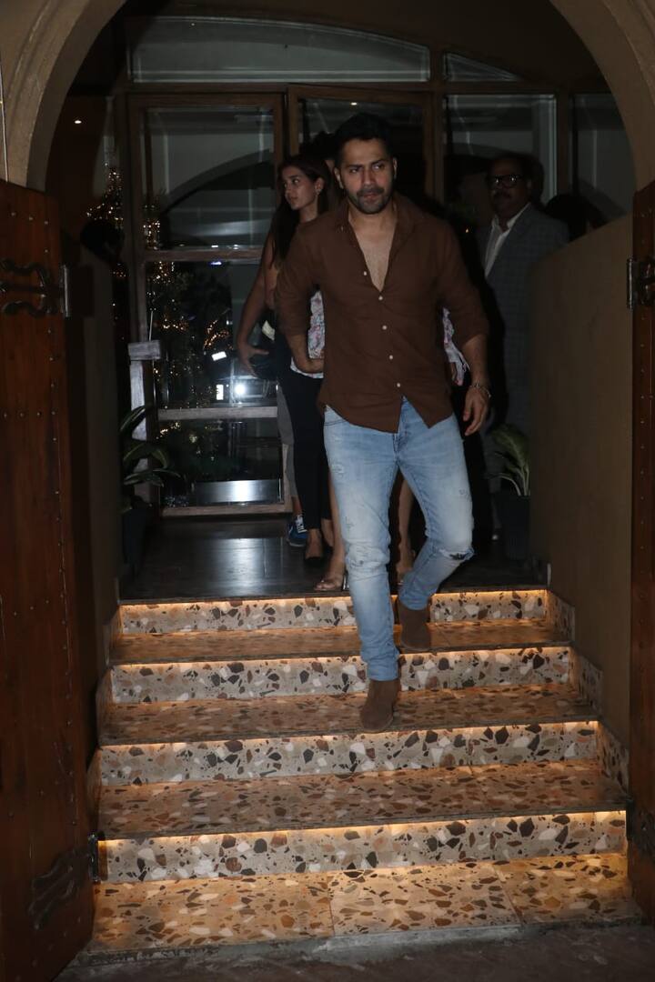 रेस्टोरेंट से बाहर निकलते हुए वरुण और नताशा पैप्स के कैमरे में कैद हो गए. इस दौरान कपल काफी स्टाइलिश लुक में नजर आया.