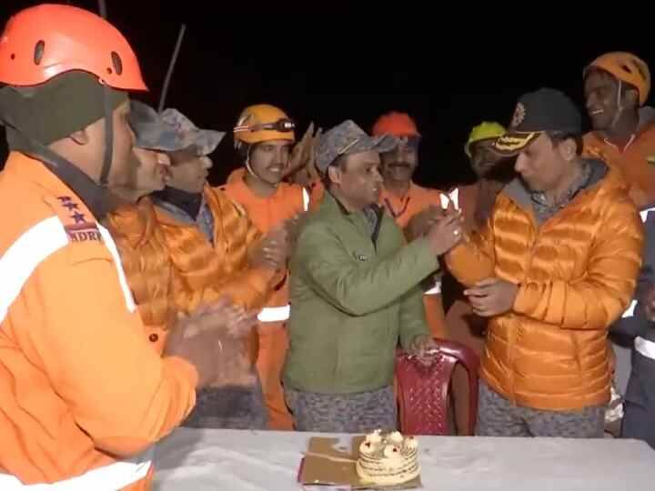 NDRF team celebrated the successful rescue operation of 41 workers One member has birthday say remember forever NDRF की टीम ने मनाया मजदूरों के सफल रेस्क्यू का जश्न, एक सदस्य का था जन्मदिन, कहा- 'हमेशा रहेगा याद'