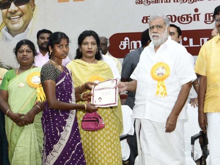 கலைஞர் நூற்றாண்டு விழா; பெரியகுளத்தில் 1,360 பயனாளிகளுக்கு வீட்டுமனைப் பட்டா வழங்கிய அமைச்சர்