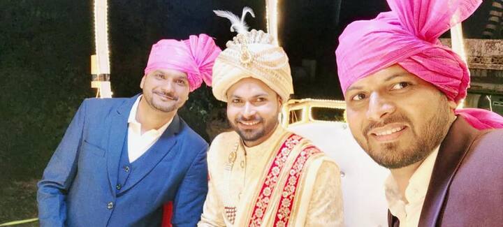 কেন? কারণ, বিয়ে করার জন্য ভারতীয় ক্রিকেট বোর্ডের কাছে ছুটি চেয়েছিলেন ডানহাতি পেসার।