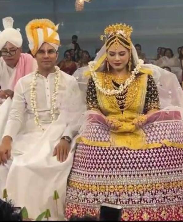 ਕੱਲ੍ਹ ਇਹ ਜੋੜਾ ਮਣੀਪੁਰ ਦੇ ਇੱਕ ਮੰਦਰ ਵਿੱਚ ਪੂਜਾ ਲਈ ਪਹੁੰਚਿਆ ਸੀ। ਜਿੱਥੇ ਦੋਵੇਂ ਰਵਾਇਤੀ ਲੁੱਕ 'ਚ ਨਜ਼ਰ ਆਏ। ਦੱਸ ਦੇਈਏ ਕਿ ਰਣਦੀਪ ਅਤੇ ਲਿਨ ਲੰਬੇ ਸਮੇਂ ਤੋਂ ਇੱਕ ਦੂਜੇ ਨੂੰ ਡੇਟ ਕਰ ਰਹੇ ਹਨ।