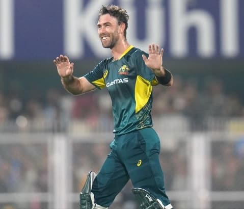 নিজের টি-টোয়েন্টি আন্তর্জাতিক ক্রিকেট কেরিয়ারের চতুর্থ শতরান হাঁকালেন ম্যাক্সওয়েল। ৪৮ বলে ১০৪ রানের অপরাজিত ইনিংস খেললেন ম্যাড ম্যাক্স। ৮টি বাউন্ডারি ও ৮টি ছক্কা হাঁকান তিনি।