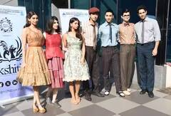 'ધ આર્ચીઝ 'ના પ્રમોશન ઇવેન્ટમાં પહોંચી સુહાના ખાન, ગ્રીન શોર્ટ ડ્રેસમાં કોસ્ટાર્સ સાથે આપ્યા પોઝ